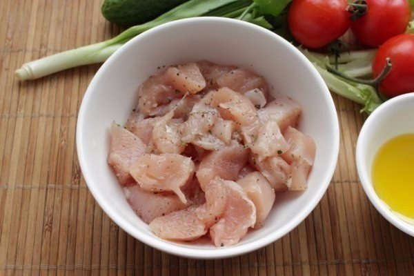 Chicken-salad-and-fresh-vegetables-quick-dinner2
