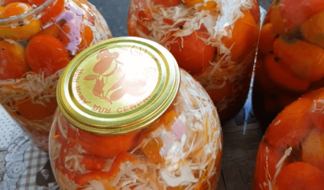 Капуста с помидорами в банках под железные крышки