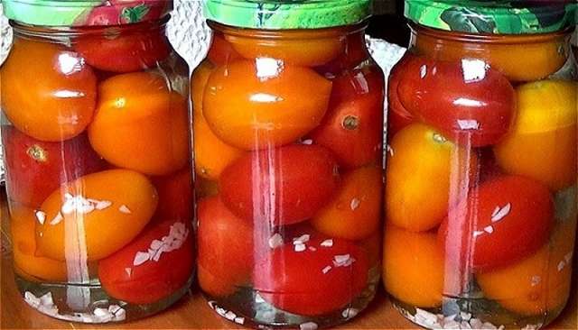Маринованные помидоры на зиму в банках с чесноком — простой рецепт