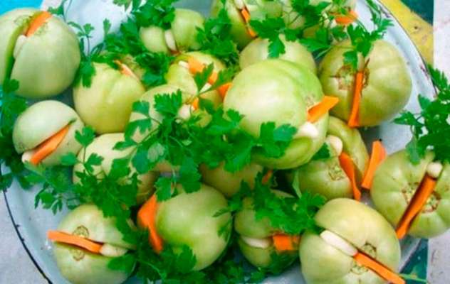 ЗЕЛЕНЫЕ ФАРШИРОВАННЫЕ ПОМИДОРЫ — ВКУСНАЯ ЗАКУСКА С ЧЕСНОЧНЫМ АРОМАТОМ ВСЕГО ЗА НЕСКОЛЬКО МИНУТ!